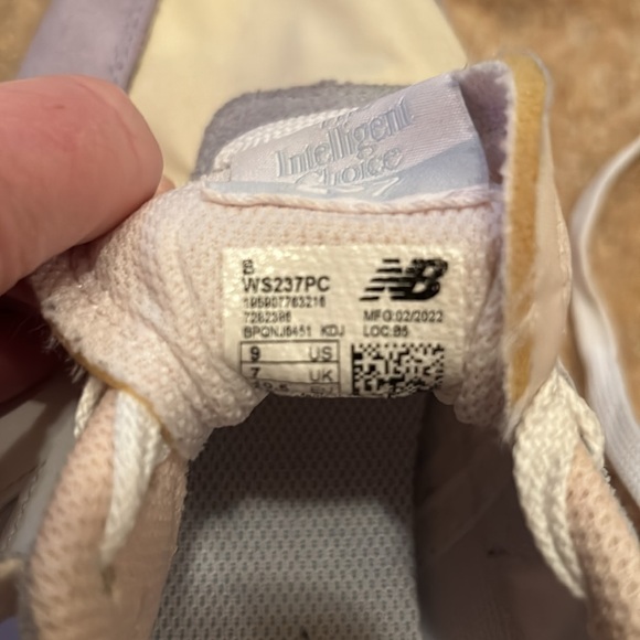 New Balance Women’s Sneakers size9. - Picture 5 of 6
